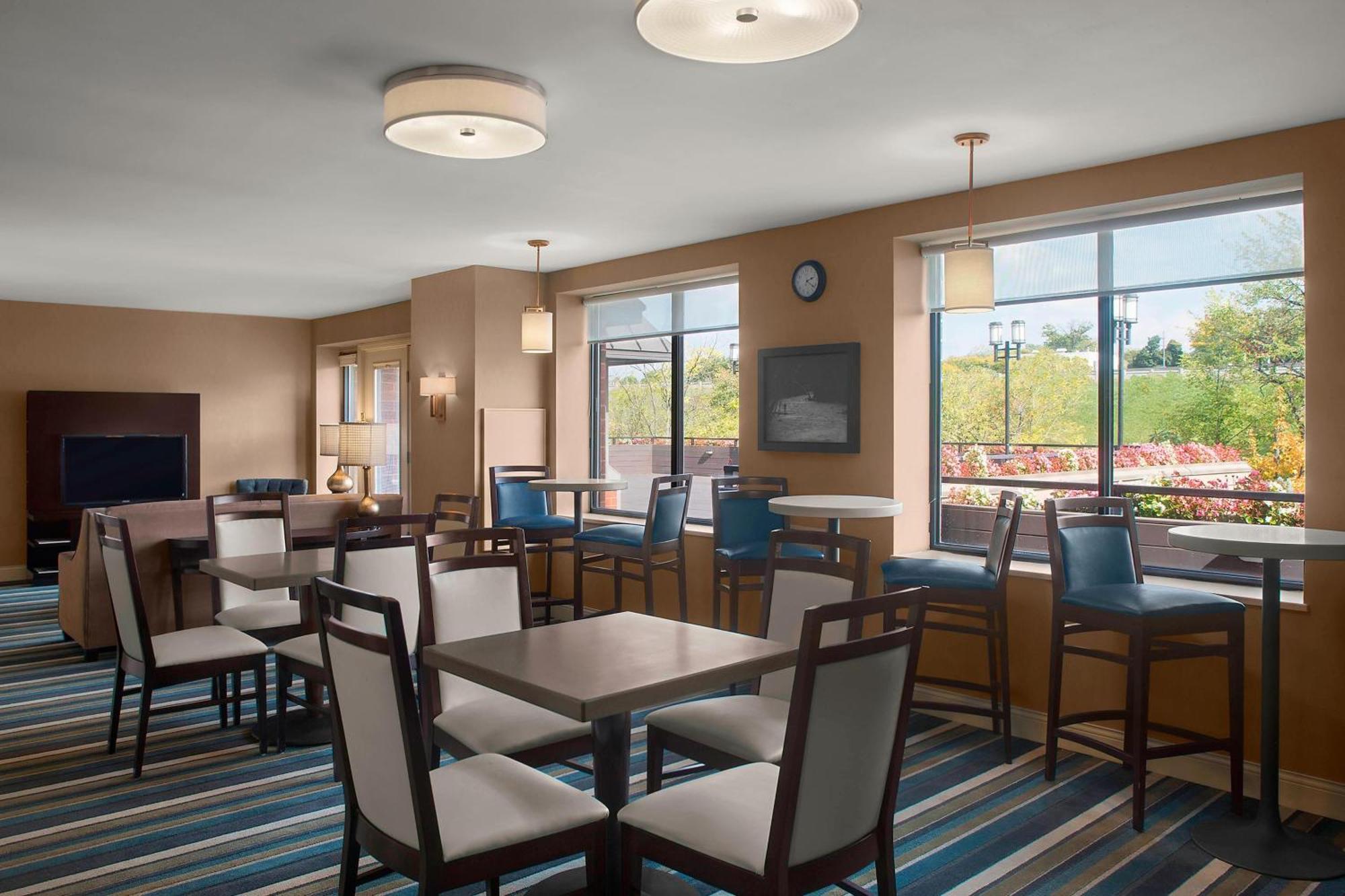 Sheraton Suites Akron Кайахога-Фолс Экстерьер фото
