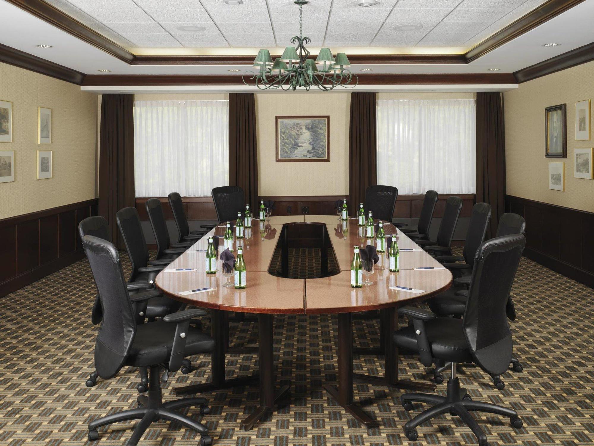 Sheraton Suites Akron Кайахога-Фолс Экстерьер фото