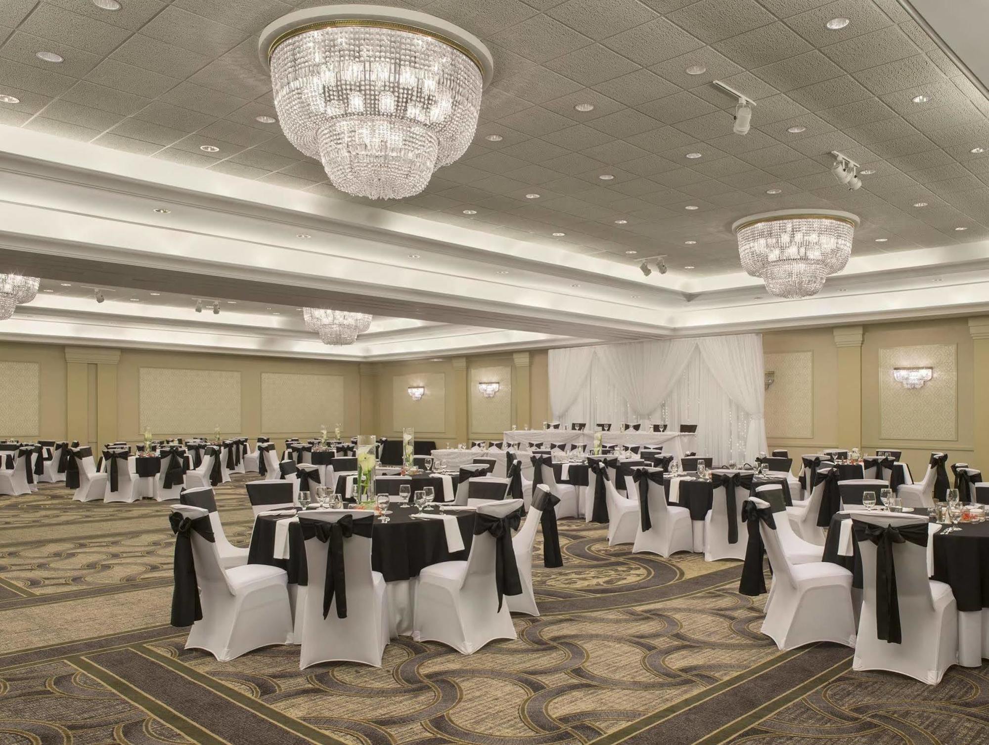 Sheraton Suites Akron Кайахога-Фолс Экстерьер фото